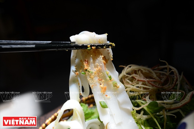 Les nouilles Quang blanches, élastiques, sont fabriquées d’un riz parfumé 