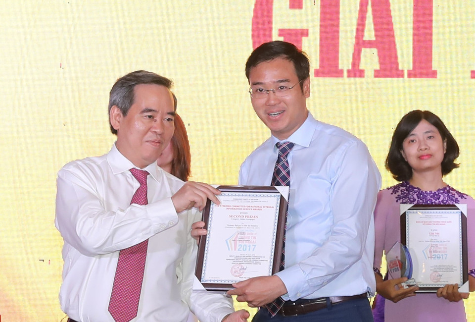 Nguyen Van Binh, chef de la Commission centrale de l'Économie du PCV, remet le deuxième prix