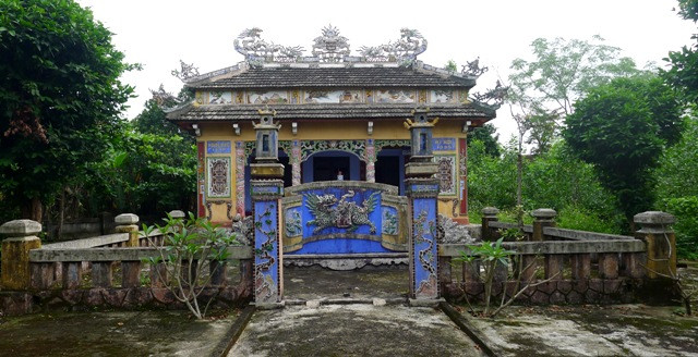 Ce village recèle des trésors inestimables dont 27 maisons anciennes, la plupart en bambou, et 10 vieilles églises. Autrefois, les maisons anciennes avaient toujours des écrans pour de protéger du vent. 