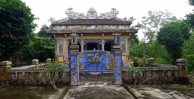 Ce village recèle des trésors inestimables dont 27 maisons anciennes, la plupart en bambou, et 10 vieilles églises. Autrefois, les maisons anciennes avaient toujours des écrans pour de protéger du vent. 