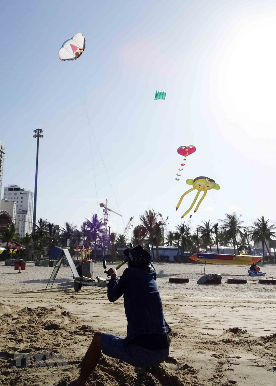 Un artisan qui fait voler le cerf-volant qu'il a conçu lui-même.