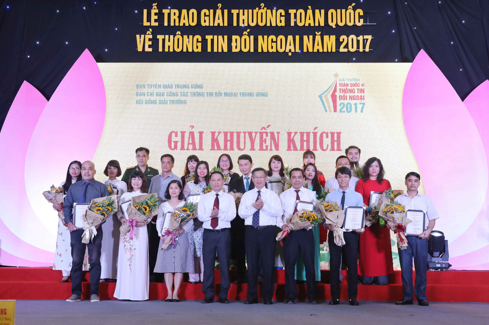Nguyen Duc Loi et Nguyen Tuan Phong, chef adjoint de la Commission centrale des Relations extérieures du PCV (centre au premier rang) et des lauréats du prix d'encouragement