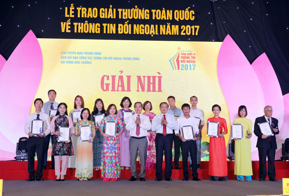 Nguyen Van Binh et Phan Dinh Trac, chef de la commission centrale des Affaires intérieures du PCV (centre au premier rang) et des lauréats du deuxième prix 