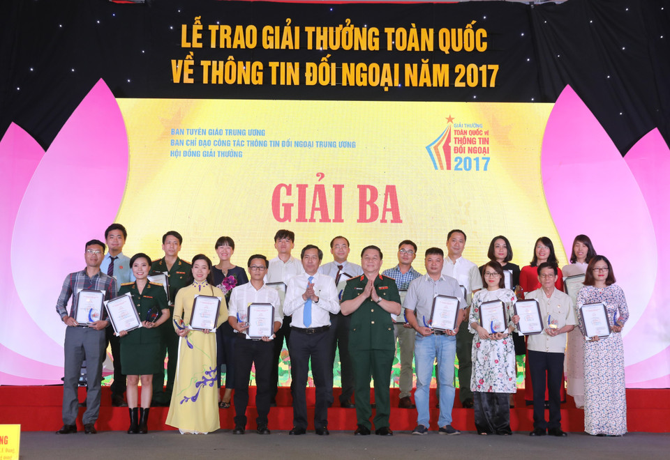 Thuan Huu, rédacteur en chef du journal Nhan Dan et le général de division Nguyen Trong Nghia, chef adjoint du Département général de la politique de l'Armée populaire du Vietnam (centre du premier rang) ont remis le troisième prix 