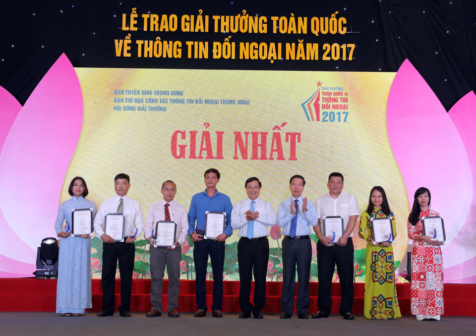 Le vice-Premier ministre Pham Binh Minh (centre) et Vo Van Thuong (4e, droite), chef de la Commission de la propagande et de l'éducation du Parti communiste du Vietnam (PCV) ont remis le premier prix 