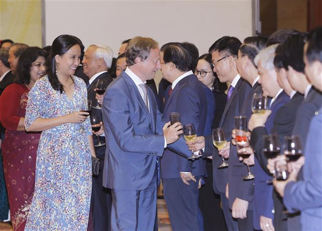 Des invités étrangers rencontrent des diplomates vietnamiens.