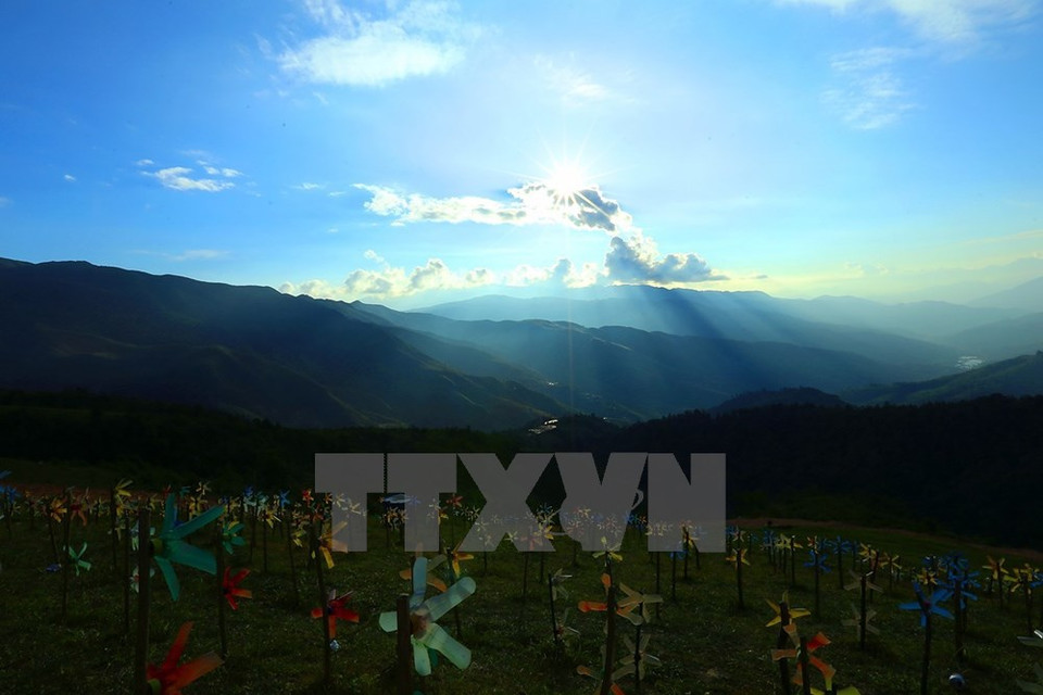 Coincé entre la falaise et un gouffre, à plus de 1.600 m d'altitude, le col de Pha Din, d’une longueur de 32 km, était l’un des plus dangereux du Nord-Ouest. Dans la langue thaï, Pha Din signifie la démarcation entre le Ciel et la Terre.