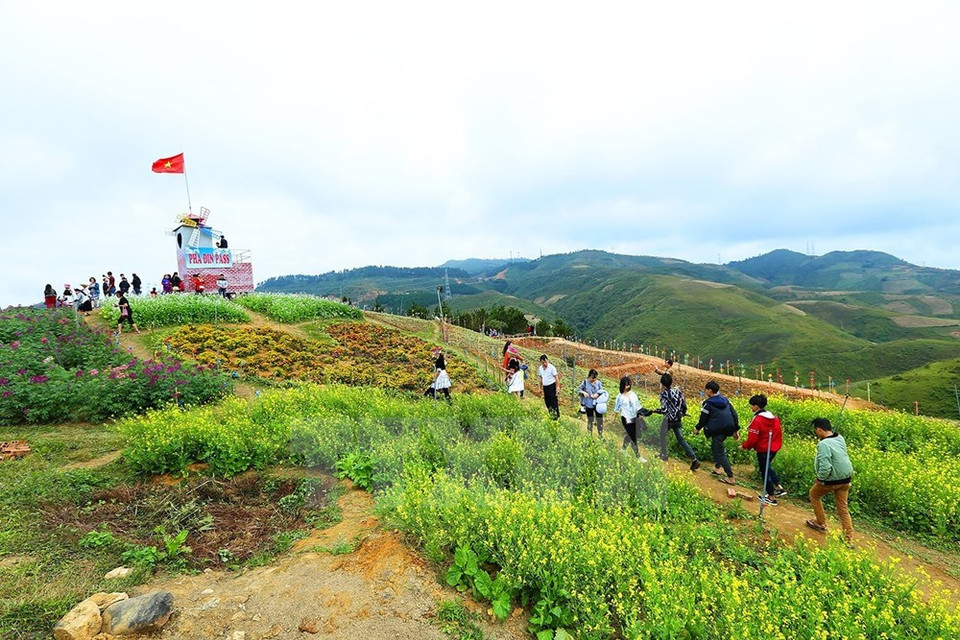 Touristes au col de Pha Din. 