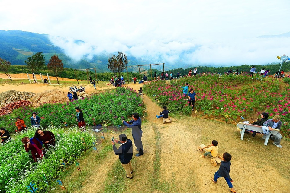 Construit au col de Pha Din en 2016, le site touristique de Pha Din Pass ​est une destination très attrayante pour les touristes.