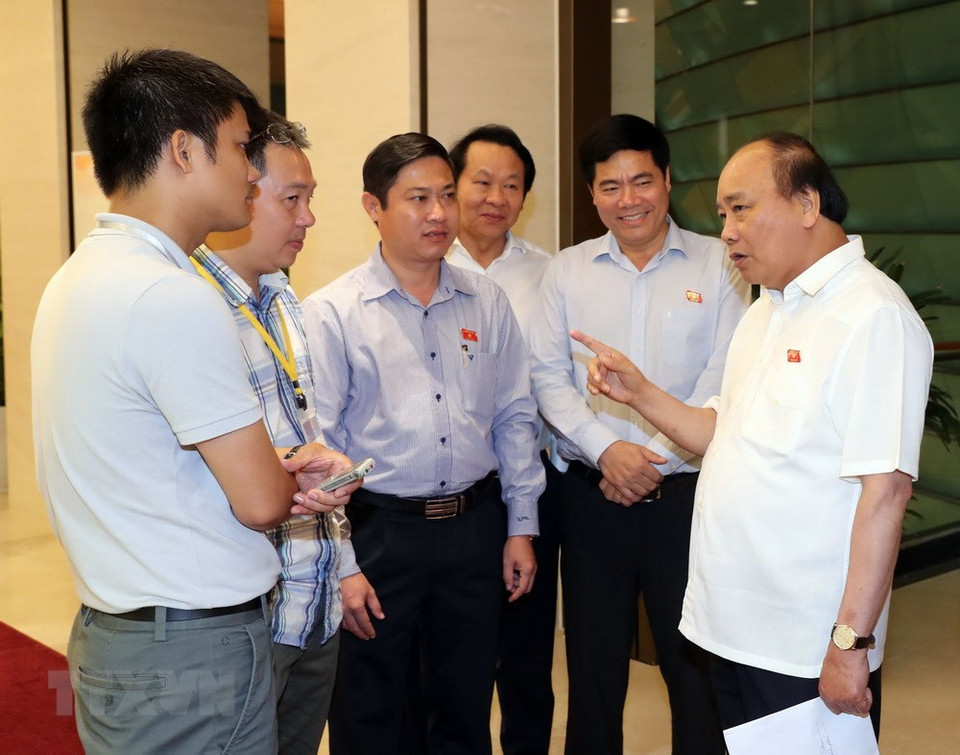  Le Premier ministre Nguyen Xuan Phuc et des députés en marge de la 5e session de l’Assemblée nationale de la XIVe législature.