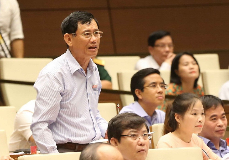 Le député de la province de Quang Binh, Nguyen Ngoc Phuong, pose des questions au ministre Nguyen Van The. 