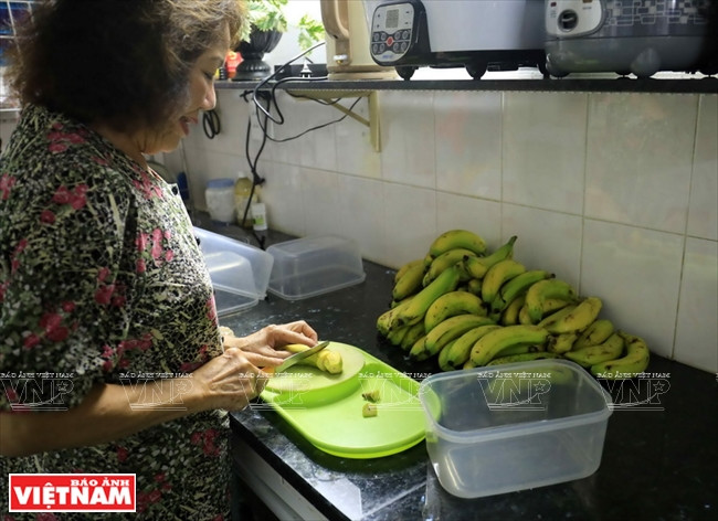 Nguyên Thi Liêu préparant des bananes pour les apporter aux écureuils.