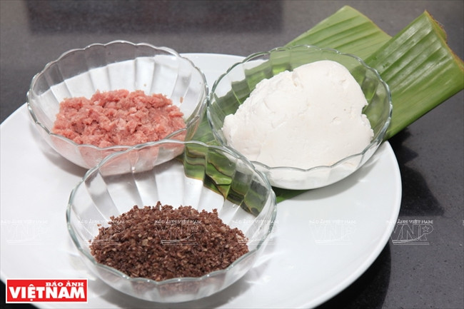 Ingrédients du banh gio : riz, feuille de bananier, champignon noir, champignon parfumé et porc.