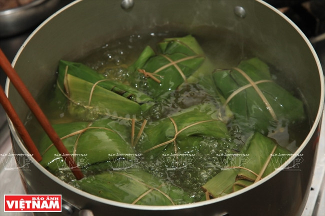 Les pains sont cuits dans l’eau bouillante environ 60 minutes.