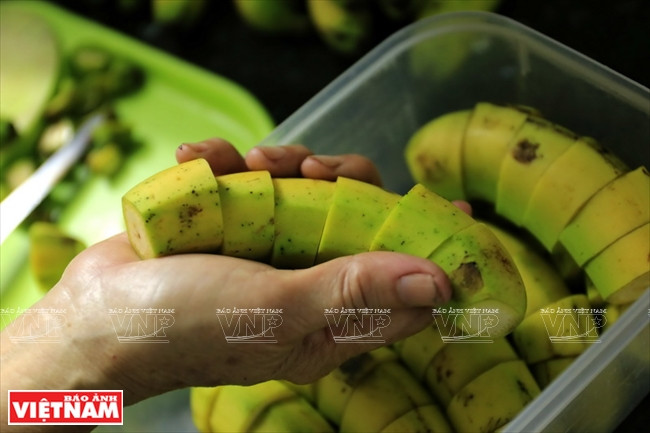 Cela aide les écureuils à manger facilement.