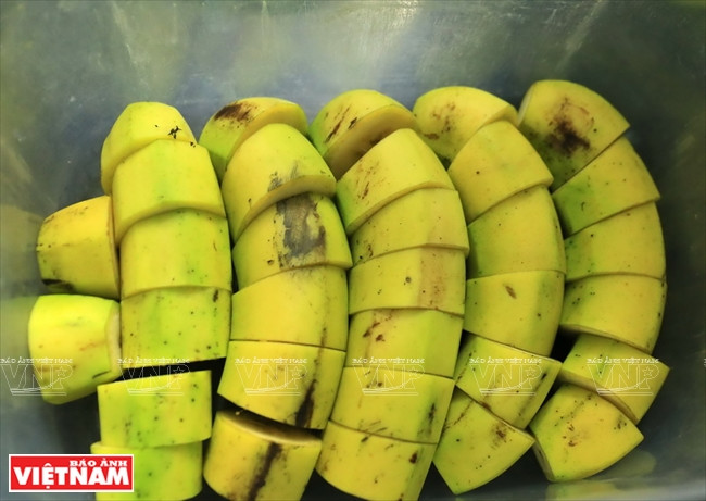 Les bananes coupées en rondelles sont soigneusement rangées dans les boîtes.