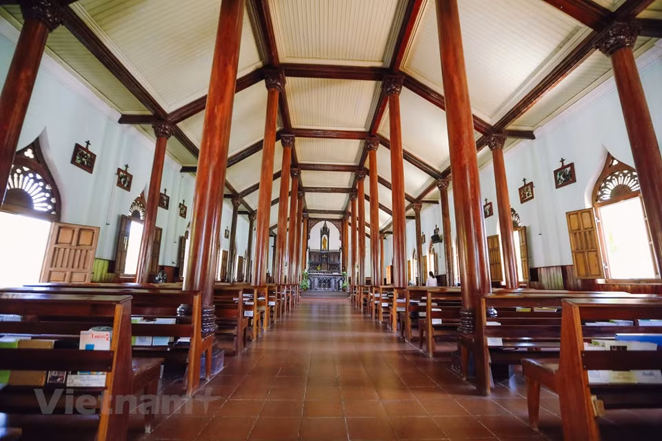 C'est un endroit idéal pour les jeunes qui veulent découvrir un espace ancien ou prendre des photos uniques, et c'est également un endroit idéal pour les couples qui souhaitent posséder de belles photos étincelantes pour leurs photos de mariage. Photo: VietnamPlus