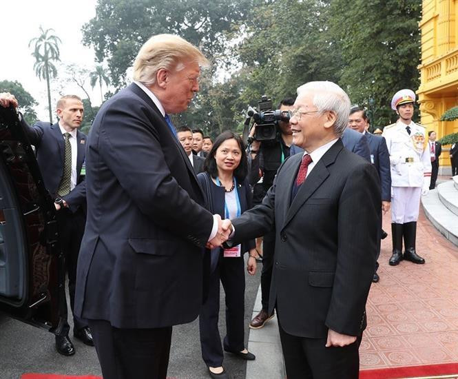 Le secrétaire général du Parti et président vietnamien, Nguyen Phu Trong (gauche), a reçu le 27 février 2019 à Hanoï le Président américain Donald Trump, à l'occasion de sa visite au Vietnam pour assister au deuxième Sommet République populaire démocratique de Corée – États-Unis qui a eu lieu les 27 et 28 février 2019 à Hanoï. Photo: VNA