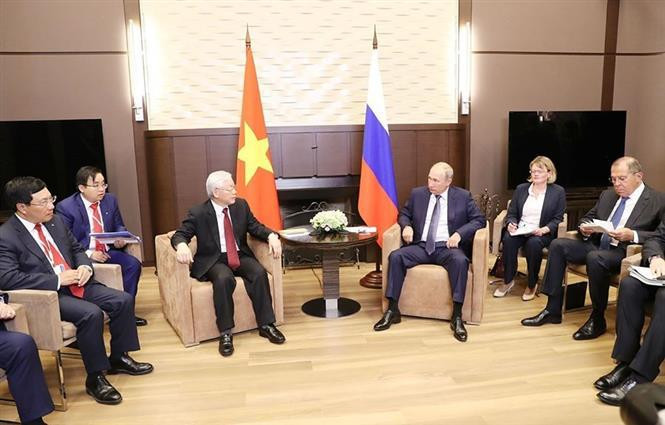 Le prestige politique du Vietnam sur la scène internationale est renforcé par la politique extérieure d'indépendance, d'autonomie, de paix, de coopération et de développement; par la multilatéralisation et diversification des relations extérieures; par l'intégration internationale proactive et active; et par être ami et partenaire de confiance et membre responsable de la communauté internationale. Sur la photo: Le président russe Vladimir Poutine s'entretient le 6 septembre 2018 avec le Secrétaire général Nguyen Phu Trong lors de sa visite officielle en Russie. Photo: VNA