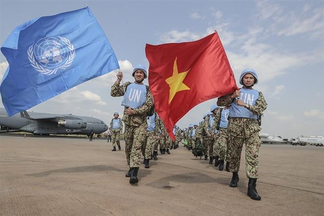 Le Vietnam a participé efficacement aux opérations de maintien de la paix des Nations Unies, élevant la position et la responsabilité du pays sur la scène internationale. Sur la photo: Des cadres et soldats de l’Hôpital de campagne de niveau 2 No.1 arrivent au Soudan du Sud le 2 octobre 2018 pour participer aux opérations de maintien de la paix de l’ONU. Photo: VNA