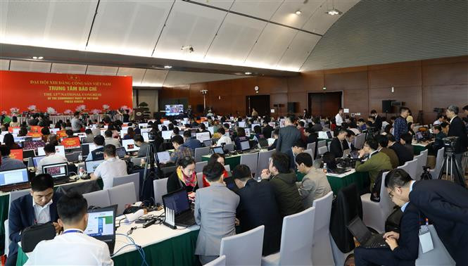 Des journalistes vietnamiens travaillent au Centre de presse du 13e Congrès national du Parti. Photo: VNA