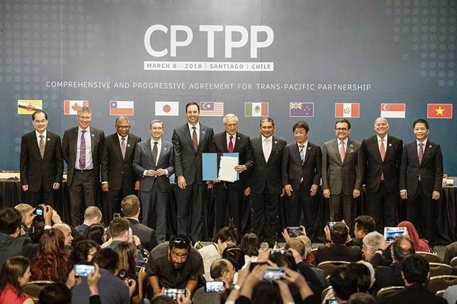 Le ministre vietnamien de l'Industrie et du Commerce, Tran Tuan Anh (1er à droite) et des représentants des autres pays lors de la cérémonie de signature de l'Accord de Partenariat transpacifique global et progressif (CPTPP) à Santiago du Chili le 8 mars 2018. Photo: VNA