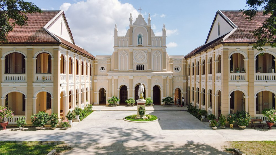 En raison de sa beauté poétique et ancienne, de nombreux touristes ajoutent cet endroit dans leur liste de destinations incontournables une fois venus dans la province de Binh Dinh. Photo: VietnamPlus