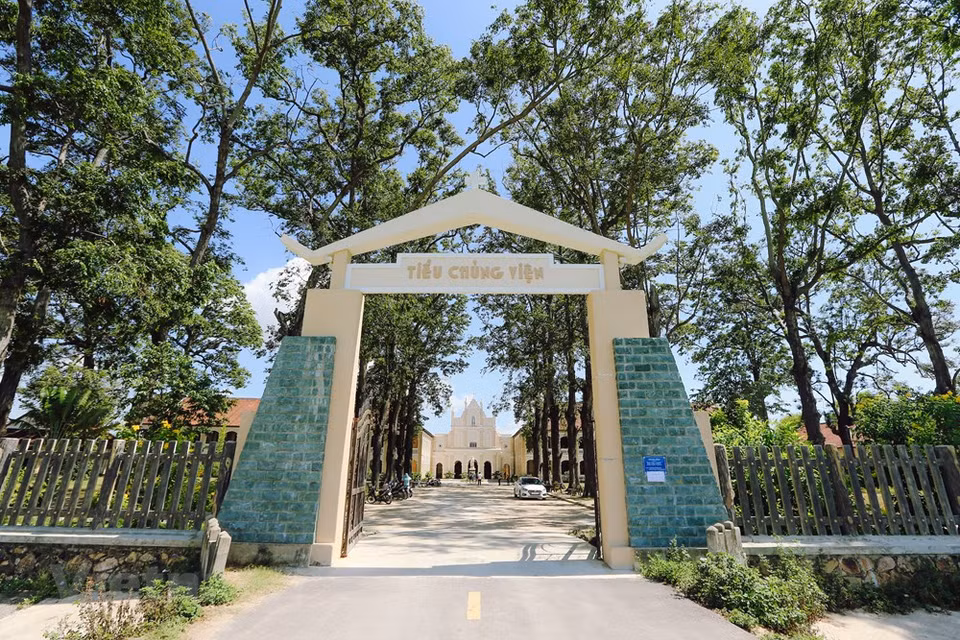 En s’approchant de la porte de l’église, de nombreux visiteurs seront impressionnés par cet endroit évoquant l'Europe antique. Photo: VietnamPlus