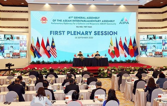 La présidente de l'Assemblée nationale et présidente de l'Assemblée générale de l'AIPA 41, Nguyen Thi Kim Ngan, et vice-président permanent de l'Assemblée nationale Tong Thi Phong, ont présidé le 8 septembre 2020 la première session plénière la 41e Assemblée générale de l'Assemblée interparlementaire de l'ASEAN (AIPA-41). Photo: VNA
