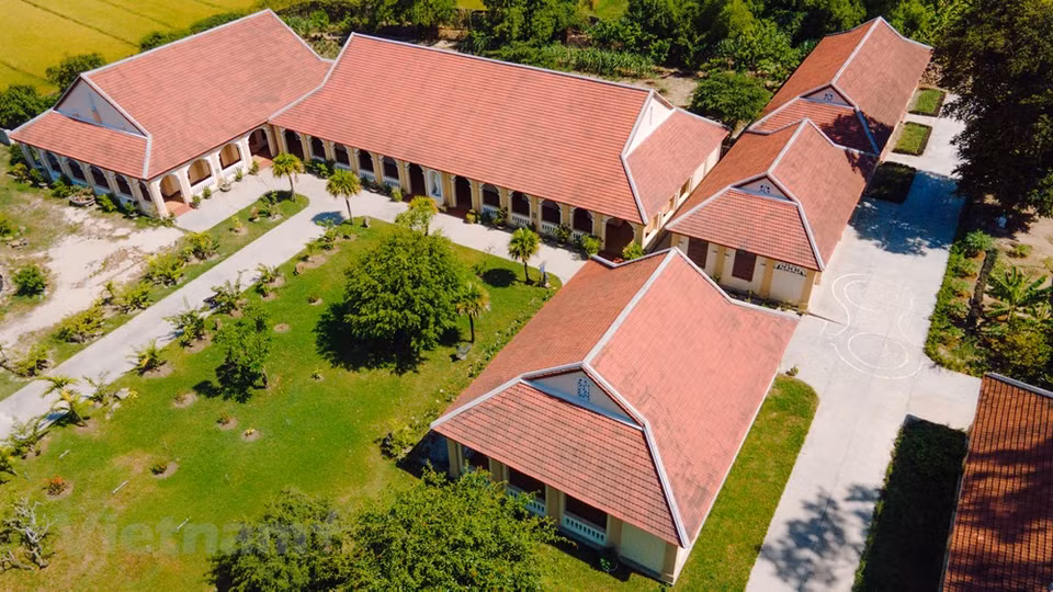 L'église de Lang Song a été construite suivant l’architecture gothique au style typique des églises et des palais européens. Photo: VietnamPlus
