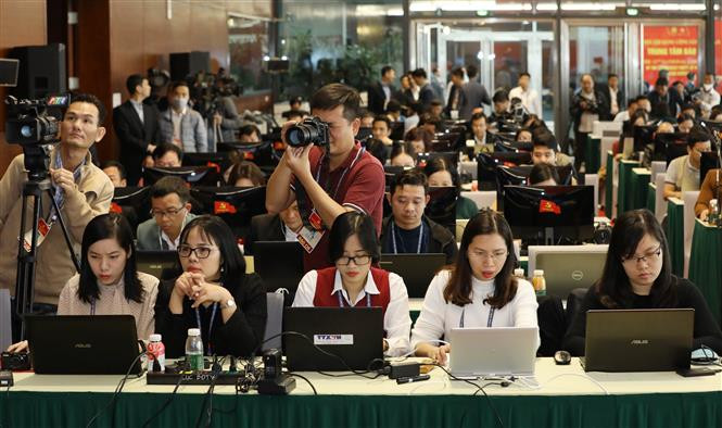 Des journalistes vietnamiens sont toujours très nombreux au Centre de presse du 13e Congrès national du Parti. Photo: VNA