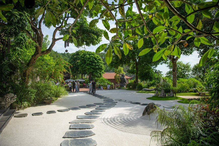Face à la maison ancestrale, 12 cercles dessinés sur un fond de gravier représentent la vie humaine. Photo : Vietnam+