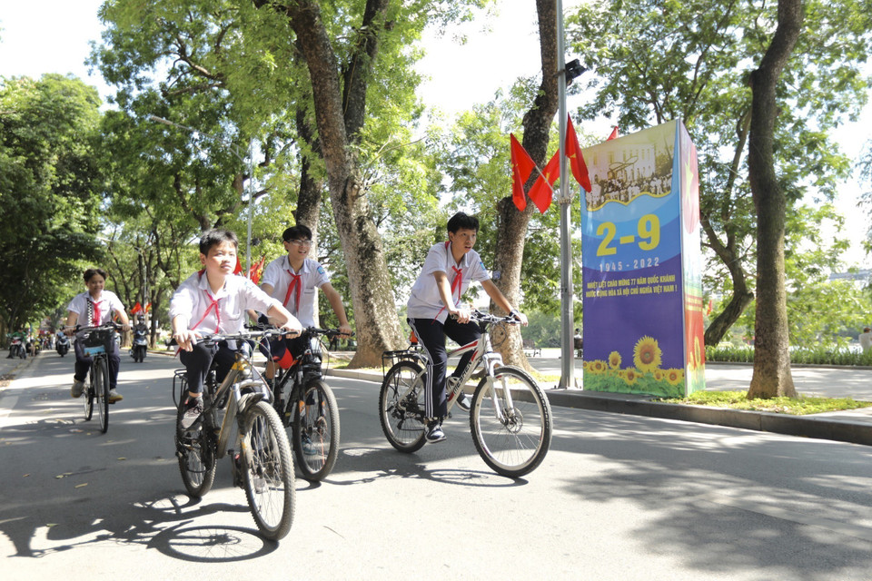 Les rues autour du lac de l’Epée restituée (lac Hoan Kiêm) sont décorées de drapeaux, de panneaux et d’affiches rouges pour saluer la Fête nationale du pays. Photo : VNA