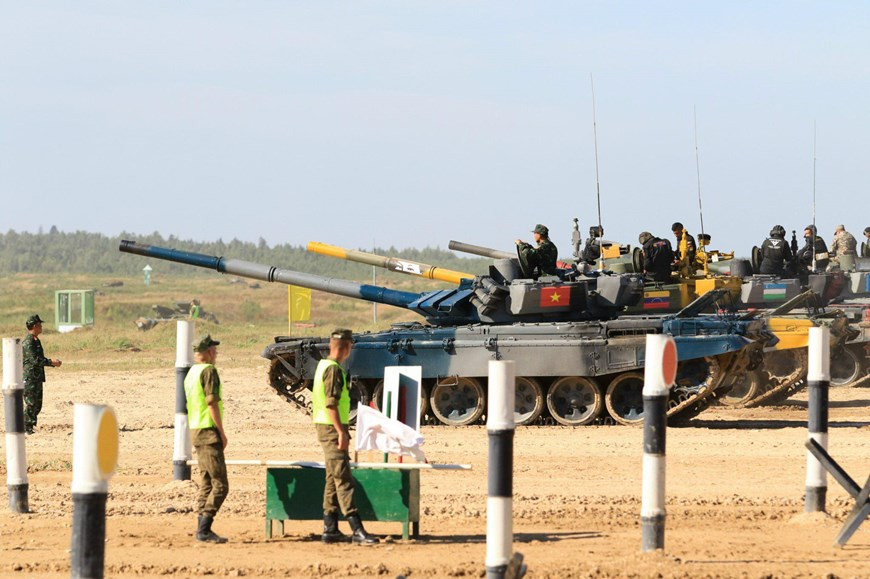 Sur le terrain d'entraînement d'Alabino à Moscou en Russie, le groupe No2 de l’équipe vietnamienne de char a effectué ses premiers matches éliminatoires dans l'épreuve de biathlon en char, dans le cadre des Jeux militaires internationaux (Army Games) 2022. Photo : VNPlus