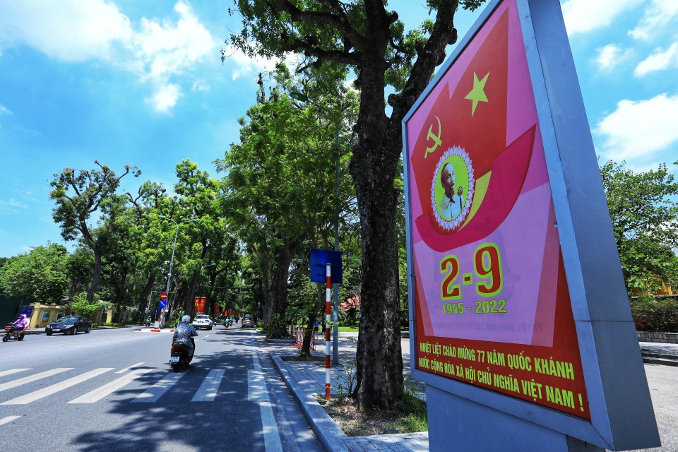 Une des affiches en l’honneur de la Fête nationale est accrochée surla rue de Hoang Diêu. Photo : VNA