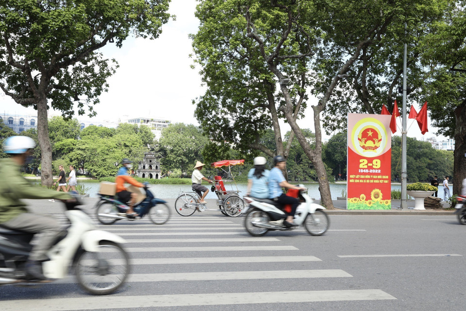 Un panneau de propagande dans la rue de Dinh Tiên Hoang, à Hanoi. Photo : VNA