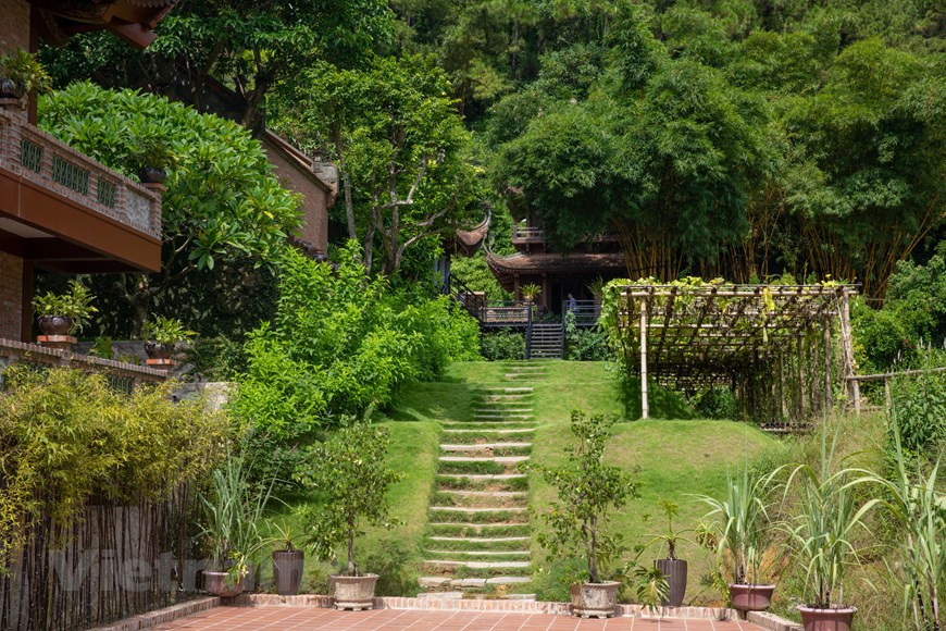 Les visiteurs peuvent regarder les lieux de culte solennels et tranquilles. Photo. Vietnam+