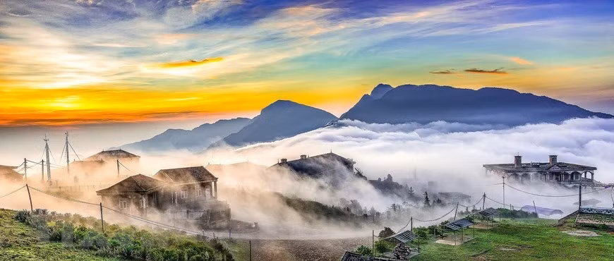 Le mont Mau Son dans les nuages. Photo: VNA