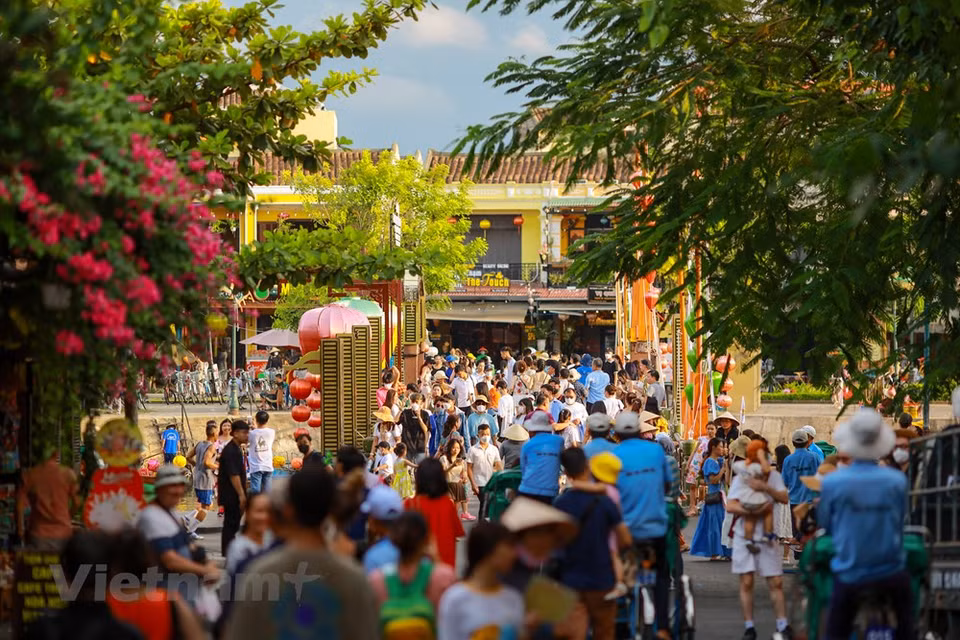 La vieille ville de Hôi An est une étape incontournable pour tous les voyageurs visant le Vietnam et plus spécialement pour ceux qui sont de passage dans la région du Centre. Située sur la rive nord de l’embouchure du fleuve Thu Bon, la vieille ville de Hôi An, inscrite au patrimoine mondial de l'UNESCO le 4 décembre 1999, est un exemple magnifiquement bien préservé d'une cité qui fut un port marchand d'Asie du Sud-Est du XVe au XIXe siècle commerçant avec les pays du Sud-Est et de l’Est de l’Asie aussi bien qu’avec le reste du monde. Une ville pleine de charme et d’attraits touristiques plébiscitée par les voyageurs car Hôi An a tout à offrir. Photo : VNPlus