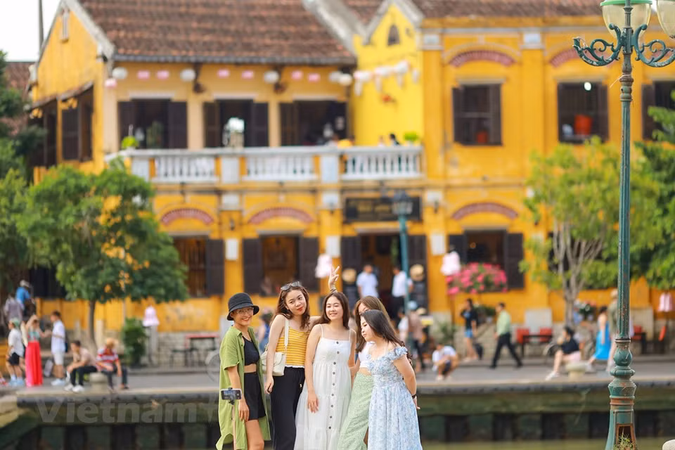 Les touristes ont l’impression de vivre dans le passé en se promenant le long des rues calmes et propres avec les maisons recouvertes de tuiles concaves et convexes, de style yin et yang, de bougainvilliers dont les fleurs tombant rougissent les cours des maisons, les temples et pagodes aux fumées d’encens en volutes et les petites boutiques originales… Tous les gens repartent de Hôi An avec des souvenirs spéciaux dont costumes sur-mesure, lanternes de soie, calligraphie en «quôc ngu» (écriture vietnamienne latinisée), en caractères chinois et «nôm» (écriture démotique). Ces dernières années, Hôi An a accueilli des millions de touristes par an et est devenue une destination incontournable au Centre du pays. Photo : VNPlus