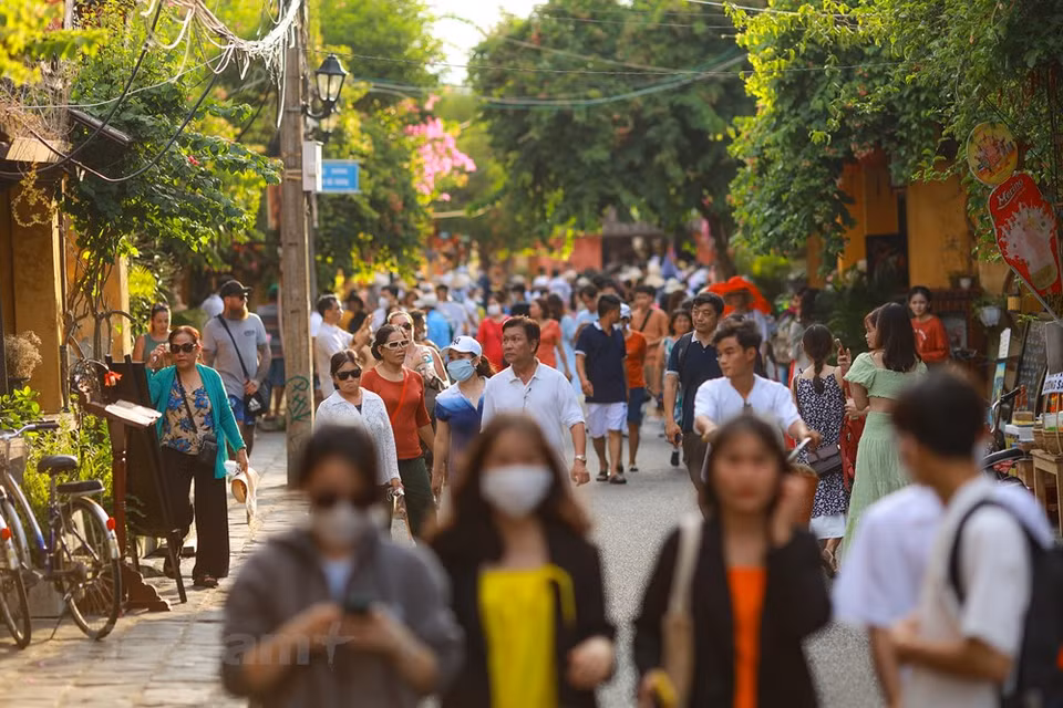 Hôi An, qui fut un port marchand d’Asie du Sud-Est du XVeau XIXe siècle, a récemment été considérée par The Travel comme un lieu idéal pour les visiteurs étrangers désireux de découvrir la culture exotique du Vietnam. Outre son architecture remarquable, elle est célèbre pour sa délicieuse cuisine de rue, ce qui en fait une destination idéale à explorer. En venant à Hôi An, les visiteurs semblent perdus dans de nombreuses rues courtes et étroites, serpentant à la manière d'un damier. Hôi An est un don du temps, un patrimoine culturel pour tous. Quiconque a été dans cet espace souhaitera revenir sur cette terre une fois de plus. Photo : VNPlus