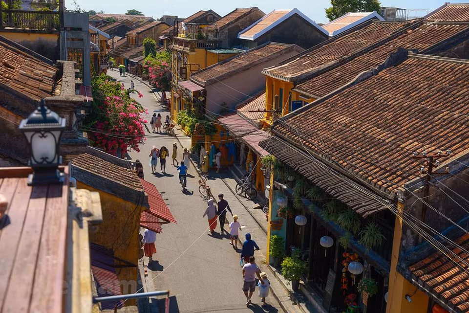 Ancienne comme la ville chinoise de Lijiang, romantique comme Venise (Italie) et paisible comme le village de Giethoorn (Pays-Bas)... telles sont les impressions des touristes visitant la vieille ville de Hôi An, patrimoine culturel mondial du Vietnam par l’UNESCO en 1999, qui fait partie des destinations de la province de Quang Nam (Centre). Il n’est pas surprenant que le nombre de touristes revenus à Quang Nam, notamment Hôi An ait augmenté en flèche lorsque le Vietnam s’est rouvert au tourisme après une longue période de fermeture en raison de la pandémie de Covid-19. Récemment, le magazine américain Travel &amp; Leisure, spécialisé dans le tourisme et les divertissements de prestige, vient de la classer parmi les 25 meilleures villes touristiques au monde. Photo : VNPlus