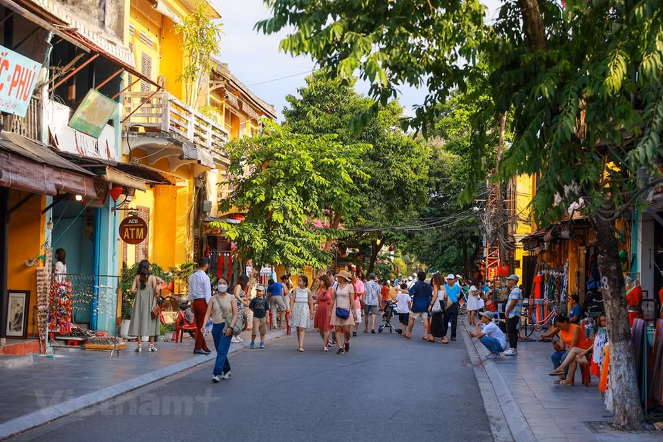 Avec ses anciennes maisons aux toits moussus longeant la rivière Hoài, aux murs ocres témoignages d’une histoire séculaires, la vieille ville de Hôi An a gardé presque inacte sa beauté d’ancien port commercial prospère, abritant plus de mille magnifiques sites dont des rues, habitations, pagodes, temples, maisons dédiées au culte des ancêtres, anciens puits… Autrefois port maritime d’Asie de l’Est, cette belle ville du Centre témoigna, à la fin du XVIe siècle, d’un croisement de différentes cultures du monde. À la culture indigène vietnamienne vinrent se mêler les cultures chinoise, japonaise, portugaise, espagnole, française… apportées par les navires commerciaux. Plusieurs journaux mondialement célèbres ont comparé Hôi An à "une Venise d’Asie en miniature" et "une des destinations les plus romantiques du monde". Photo : VNPlus