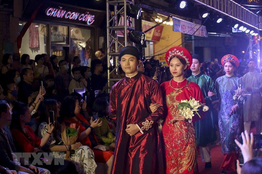 Dans le cadre de ces activités, un défilé d'ao dai a eu lieu à 19h30 le 22 novembre dans le Vieux quartier de Hanoï.