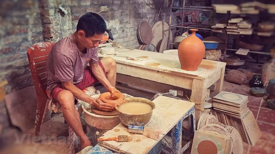  « C’est plus difficile et ça demande plus de temps que lorsque c’est fait à la machine. En même temps, c’est ce qui fait la valeur du produit ! Et puis, c’est une tradition ancestrale de ce village ! C’est un métier que j’ai hérité de plusieurs générations. » a-t-il confié. Pham Thi My: « Je suis d’accord avec mon mari parce que c’est sa passion. Je suis son épouse et je suis heureuse de pouvoir partager cette passion. Il n’aime pas le travail à la machine, il veut préserver le travail à la main de ses ancêtres. Et je l’admire, parce que même lorsqu’il fait froid, il travaille et ses doigts sont engourdis par l’argile. »