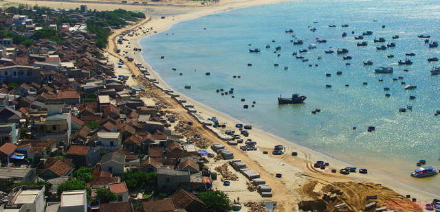 La commune de Nhon Ly compte actuellement quatre villages: Ly Chanh, Ly Hoa, Ly Luong et Ly Hung.