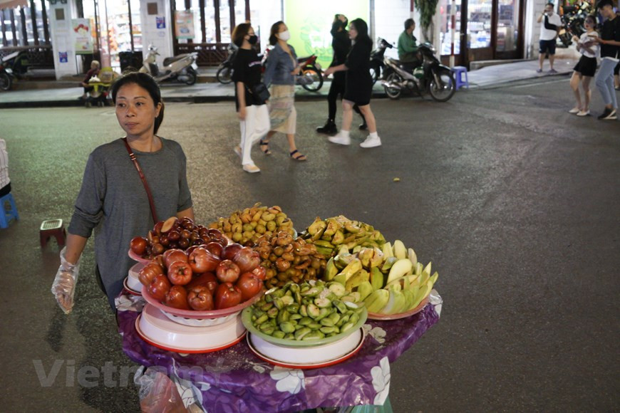 Le comité municipal du Parti a également demandé au Comité de pilotage municipal de la prévention et de la lutte contre le COVID-19 d’intensifier la communication pour améliorer la conscience des populations locales ainsi que de leur fournir à temps des informations exactes sur les évolutions de l’épidémie. Il a demandé d’achever avant le 20 août le dépistage du coronavirus chez les personnes de retour de Da Nang du 15 au 29 juillet. En cas de découverte de cas positifs, les organes compétents doivent tracer rapidement leurs contacts, notamment les F1 – ceux ayant été directement en contact avec une personne contaminée par le nouveau coronavirus, et les F2 – en contact direct avec un F1. Photo: Vietnam+