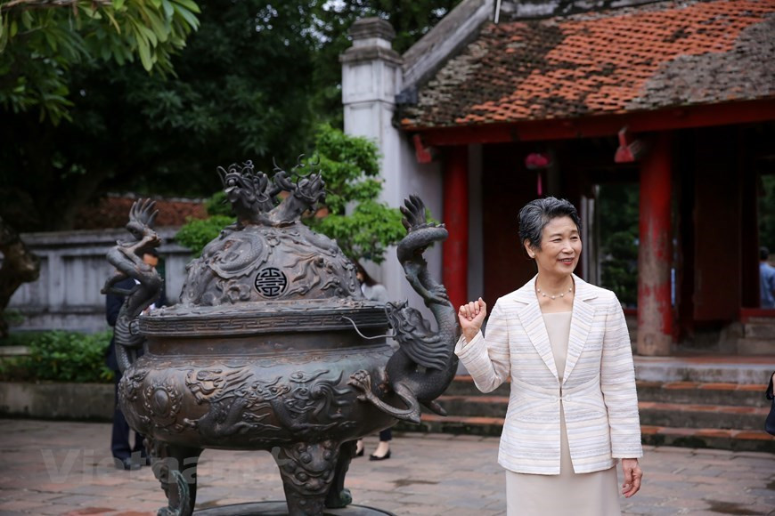 Le Premier ministre japonais Suga Yoshihide et son épouse ont effectué une visite officielle au Vietnam du 18 au 20 octobre à l'invitation de son homologue vietnamien Nguyen Xuan Phuc. Il s’agissait du premier voyage à l’étranger du Premier ministre Suga Yoshihide depuis qu’il a pris ses fonctions le mois dernier et de la deuxième fois consécutive qu’un Premier ministre japonais a choisi le Vietnam comme première destination à l’étranger après son entrée en fonction. Dans le cadre de sa visite au Vietnam, le chef du gouvernement japonais a eu une rencontre avec le Secrétaire général du Parti communiste et Président du Vietnam Nguyen Phu Trong, un entretien avec le Premier ministre Nguyen Xuan Phuc, une entrevue avec la présidente de l’Assemblée nationale Nguyên Thi Kim Ngân