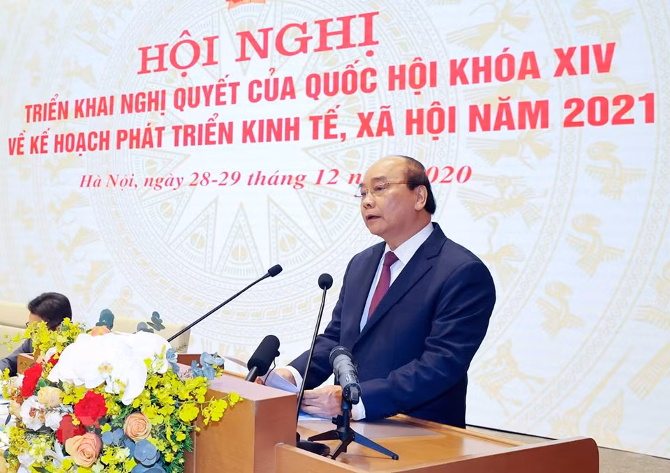 Selon l’agenda, la conférence se déroule en 1,5 jour (le 28 décembre et le matin du 29 décembre). Sur la photo: Le Premier ministre Nguyen Xuan Phuc prononce un discours à l'ouverture de la visio-conférence entre le gouvernement et les localité. Photo: Thong Nhat/VNA