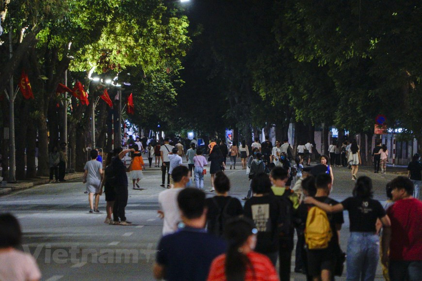 En particulier, le Service municipal de la Santé renforce les mesures de prévention et de contrôle de l’épidémie de COVID-19 dans les établissements médicaux, élargit les personnes pour les tests de dépistage du coronavirus. Le comité du Parti de la ville de Hanoi a demandé de valoriser le rôle du système politique local et celui des chefs des localités dans la mise en œuvre des mesures préventives contre l’épidémie de COVID-19. Il faut appliquer de manière proactive des mesures préventives, de détecter à temps des infections et de mettre en quarantaine des zones à haut risque pour contenir la propagation du COVID-19. Photo: Vietnam+